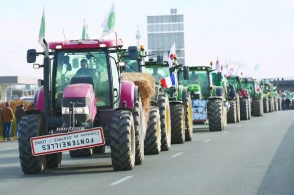 500台拖拉机“围困”巴黎！1.5万名治安部队成员出动，中国使馆发出提醒