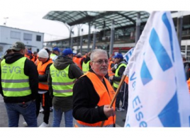 温哥华四个港口从当地时间7月1日始执行72小时罢工，7000多名工人参与，部分货柜将受影响